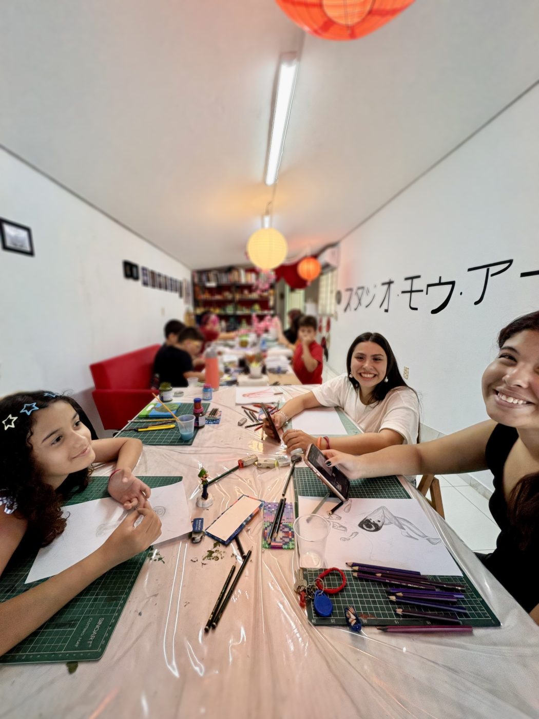 Aluno desenhando durante aula no Studio Mow Art